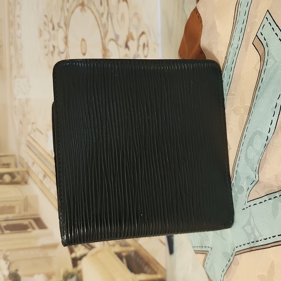 AUTHENTIC Louis Vuitton EPI MARCO Wallet - Picture 1 of 16